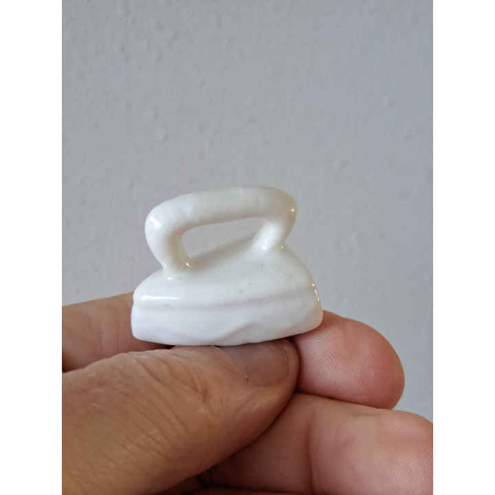 Miniatuur strijkbout van porselein, 3.5x2.5x2.5cm