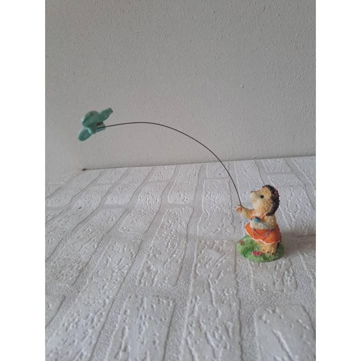 Egel met vlieger, kunsthars 5x5x22cm - egels