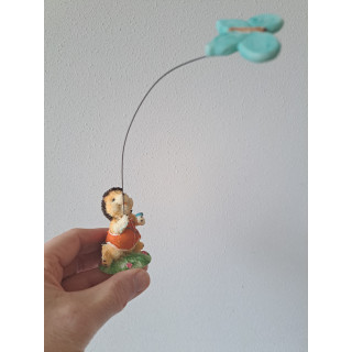 Egel met vlieger, kunsthars 5x5x22cm