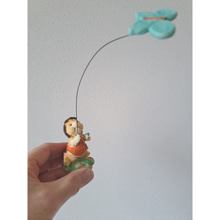 Egel met vlieger, kunsthars 5x5x22cm