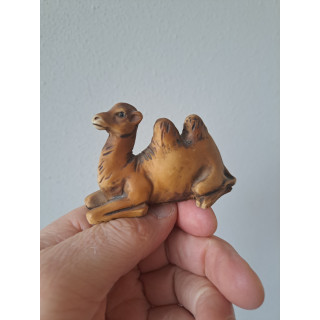 Zittend Kameel, kunsthars 8x3.5x5cm