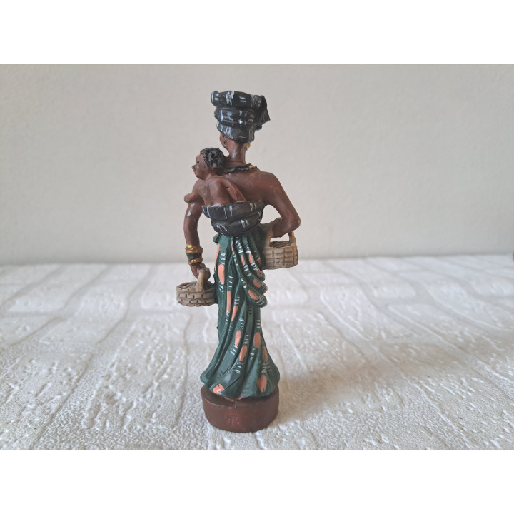 Afrikaanse vrouw met een baby, kunsthars 5.5x3.5x14cm - beeldjes