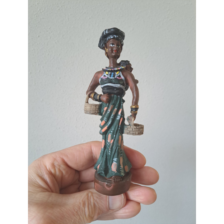 Afrikaanse vrouw met een baby, kunsthars 5.5x3.5x14cm