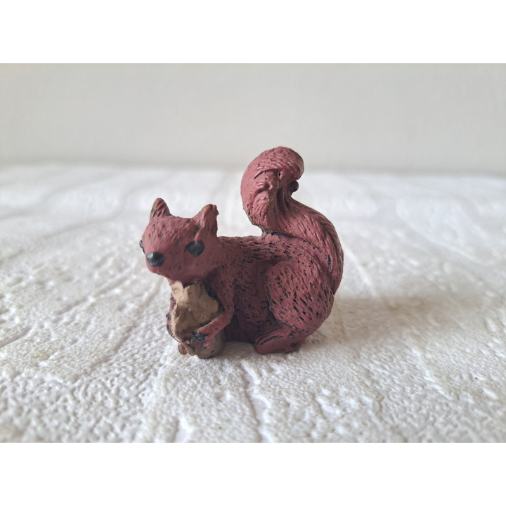 Eekhoorn met nootje, kunsthars 4.5x3x4.5cm - beeldjes