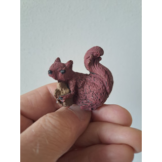 Eekhoorn met nootje, kunsthars 4.5x3x4.5cm