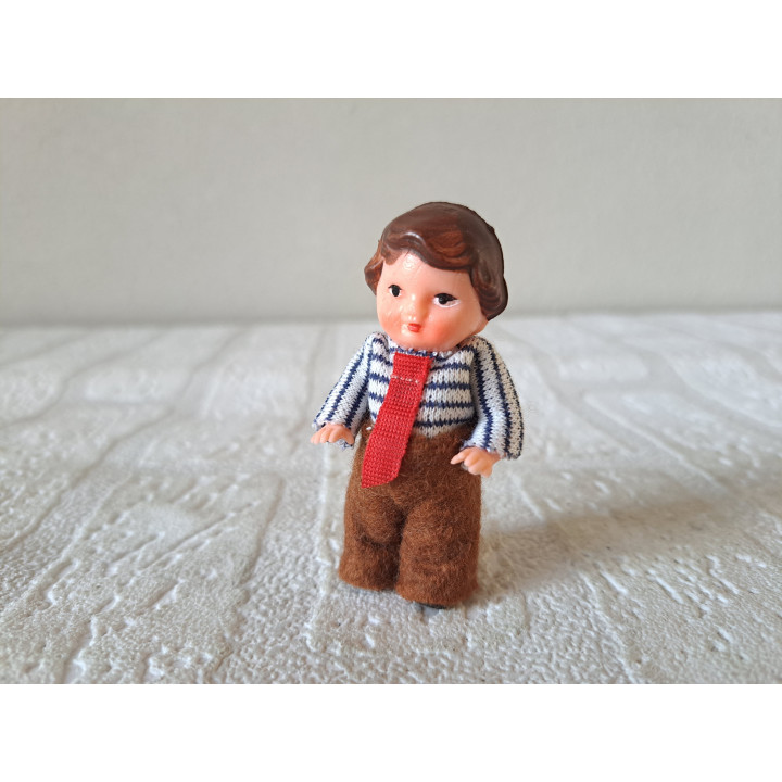 Jongen met stropdas, Ari-DDR jaren 50, rubber 3.5x2.5x7cm - poppenhuis