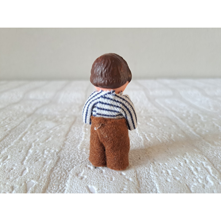 Jongen met stropdas, Ari-DDR jaren 50, rubber 3.5x2.5x7cm - poppenhuis