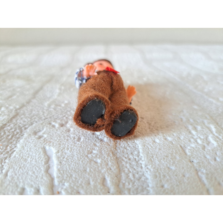 Jongen met stropdas, Ari-DDR jaren 50, rubber 3.5x2.5x7cm - poppenhuis