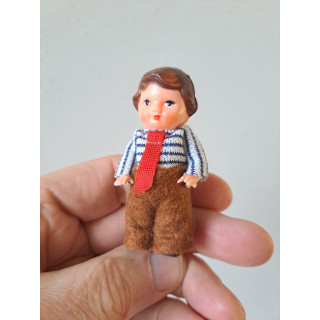 Jongen met stropdas, Ari-DDR jaren 50, rubber 3.5x2.5x7cm
