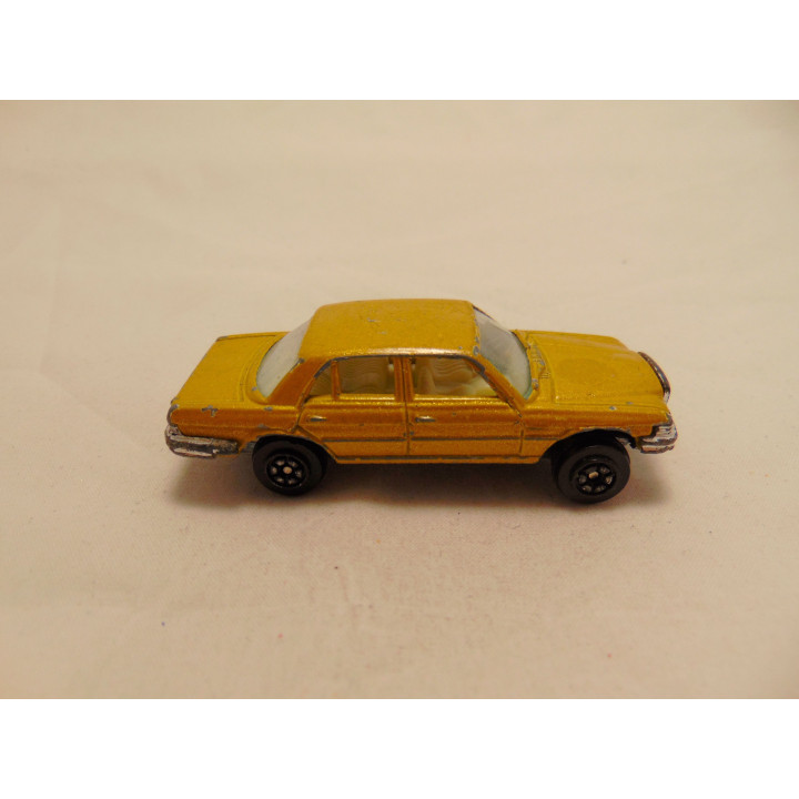 Mercedes 450 SEL 1:64 Yat ming goudkleurig