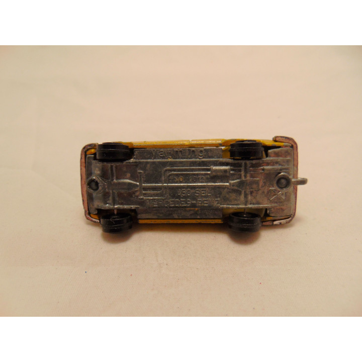 Mercedes 450 SEL 1:64 Yat ming goudkleurig