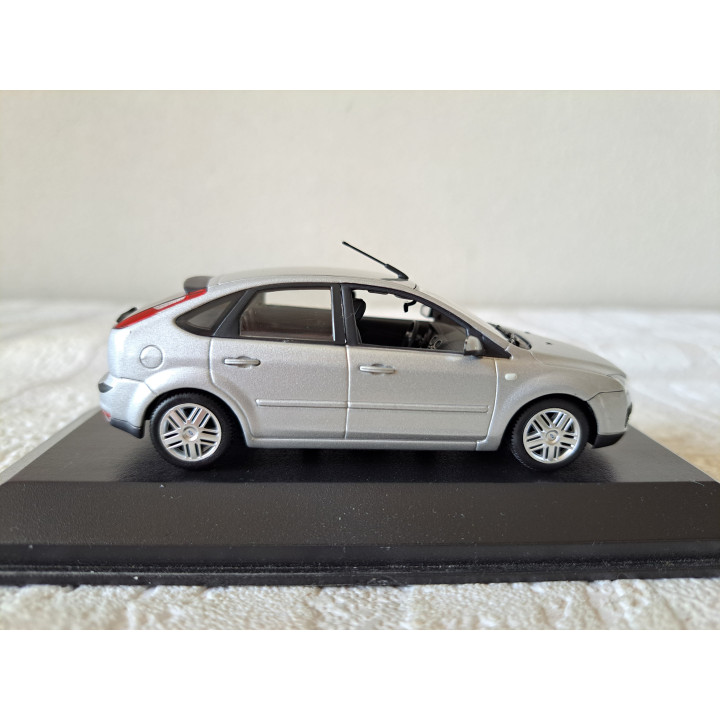 Ford Focus 2004 1:43 Minichamps 433087024 - modelauto