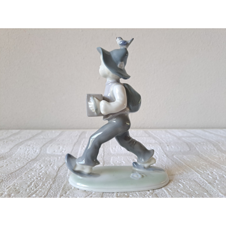 Jongen met accordeon Metzler & Ortloff porselein 12x6x15,5cm - beeldjes