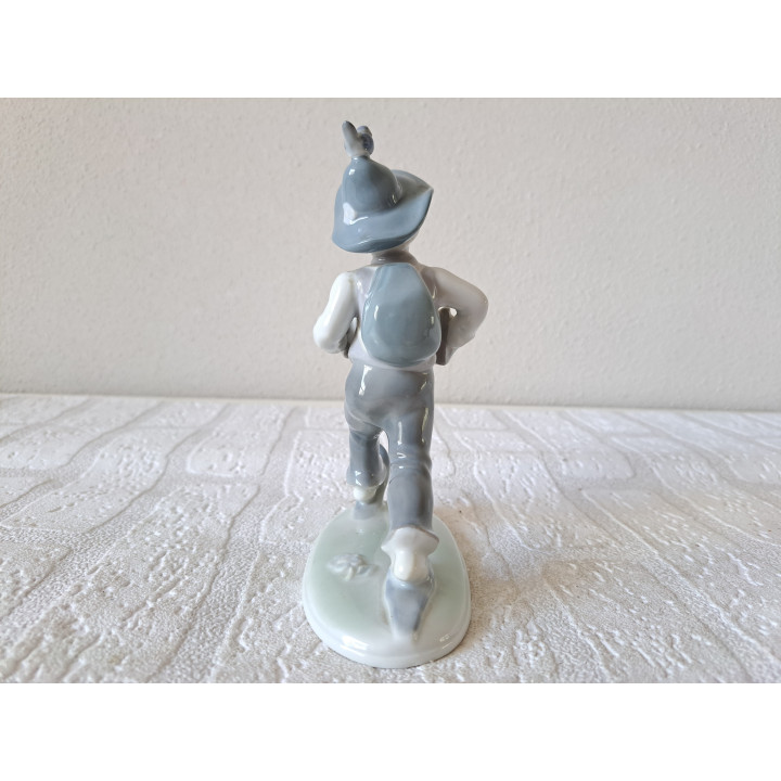 Jongen met accordeon Metzler & Ortloff porselein 12x6x15,5cm - beeldjes