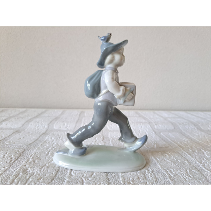 Jongen met accordeon Metzler & Ortloff porselein 12x6x15,5cm - beeldjes