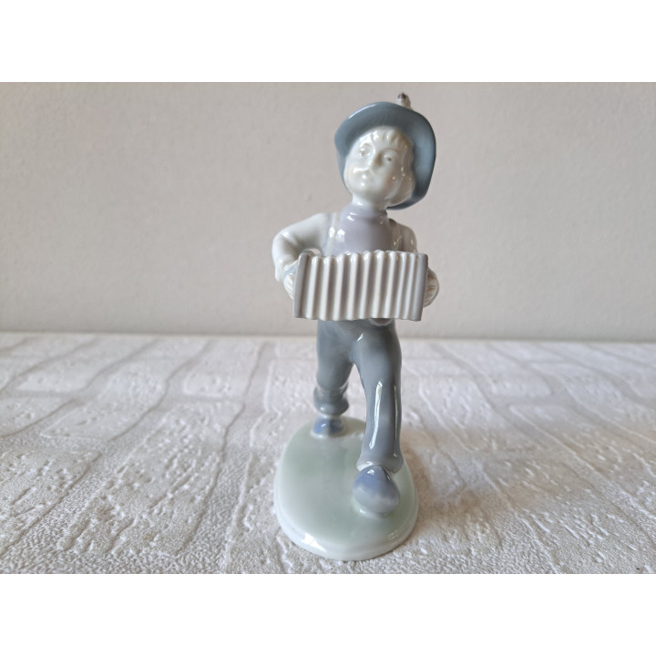 Jongen met accordeon Metzler & Ortloff porselein 12x6x15,5cm - beeldjes