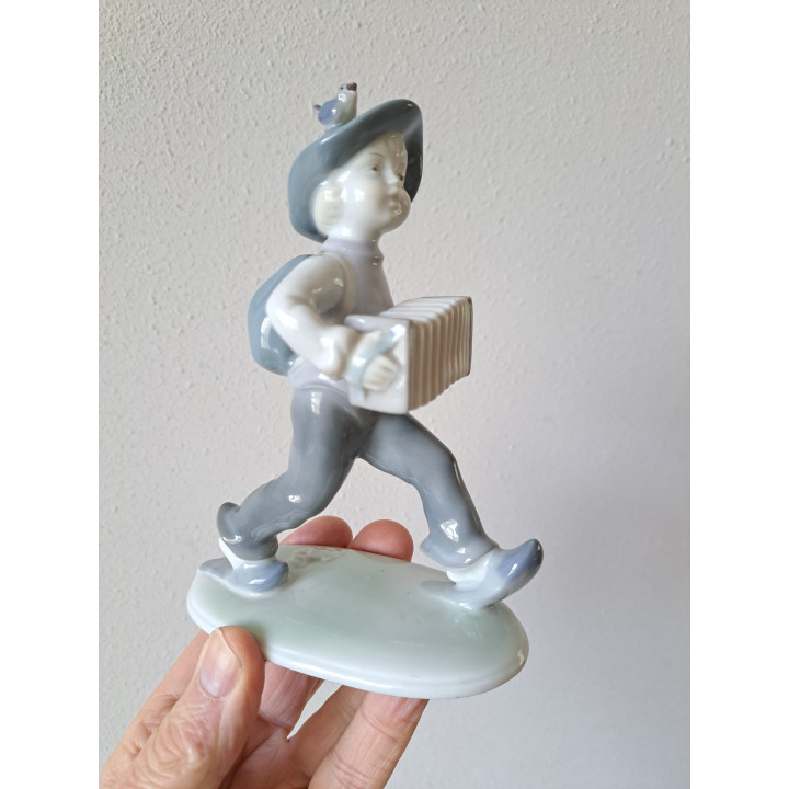Jongen met accordeon Metzler & Ortloff porselein 12x6x15,5cm