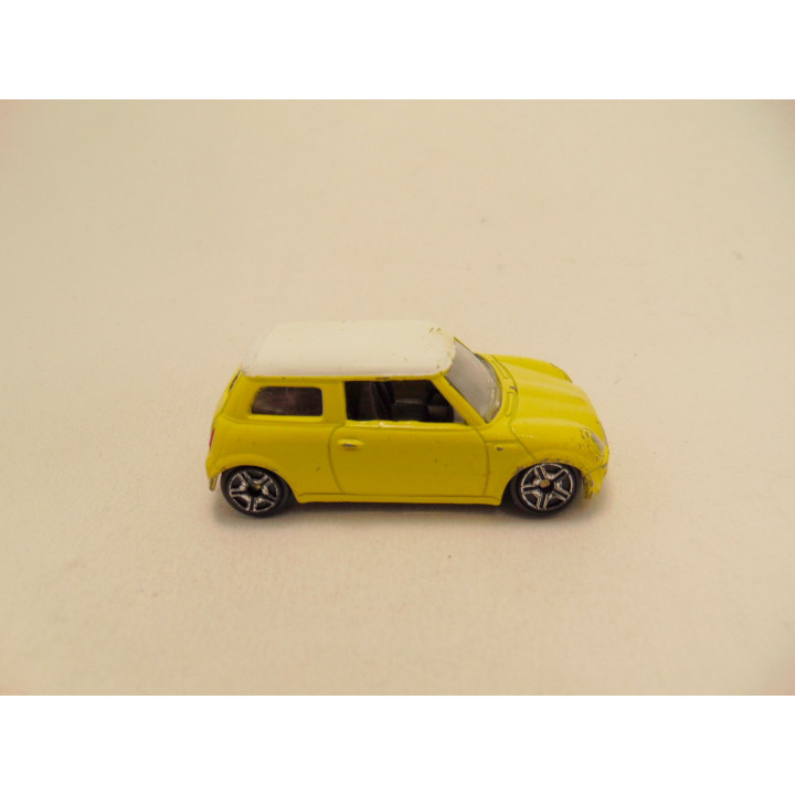 Mini Cooper 2001 1:64 geel