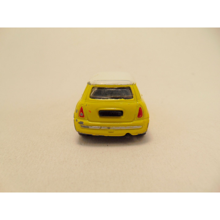 Mini Cooper 2001 1:64 geel