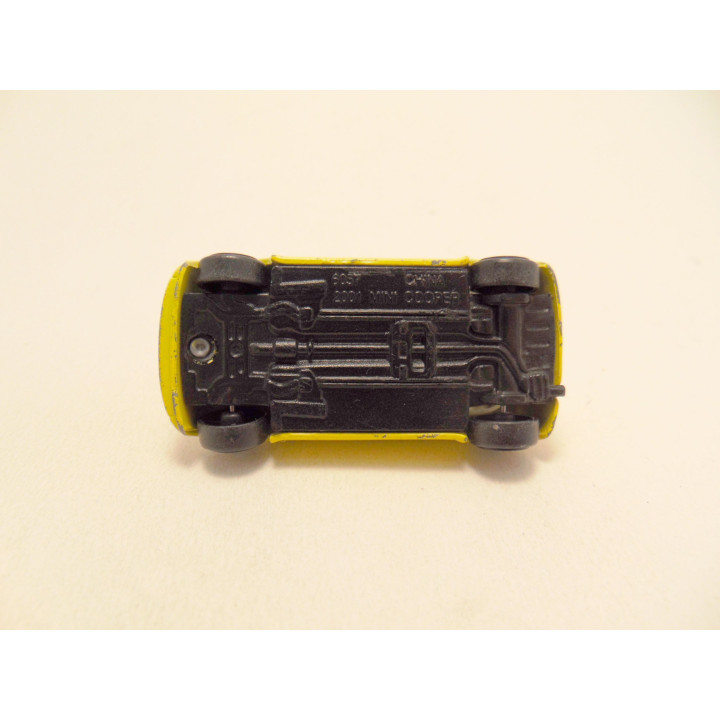 Mini Cooper 2001 1:64 geel