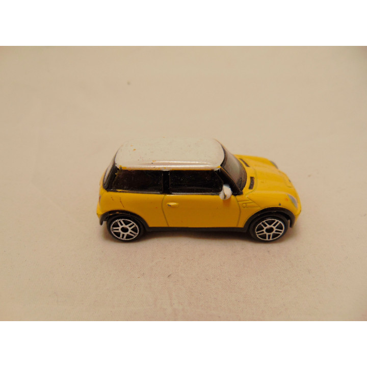 Mini Cooper S 1:64 geel