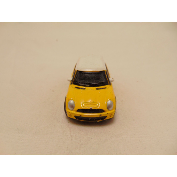 Mini Cooper S 1:64 geel