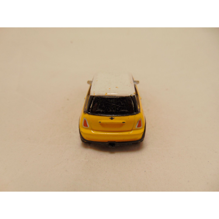 Mini Cooper S 1:64 geel