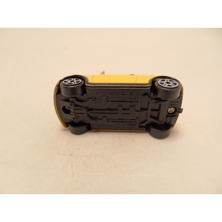 Mini Cooper S 1:64 geel