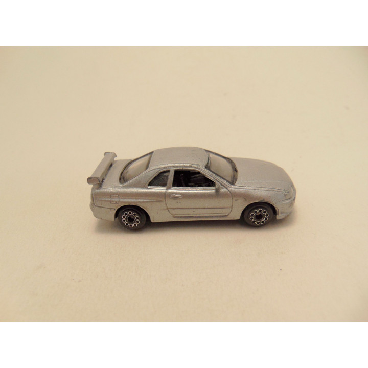 Nissan Skyline GT R 1:64 zilverkleurig