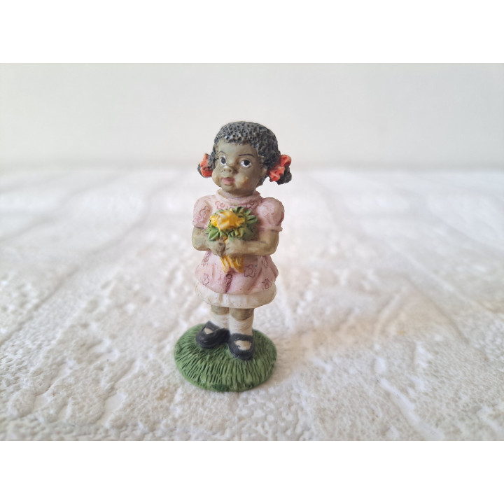 Zwart meisje met bloemen, kunsthars D2xH5cm - beeldjes