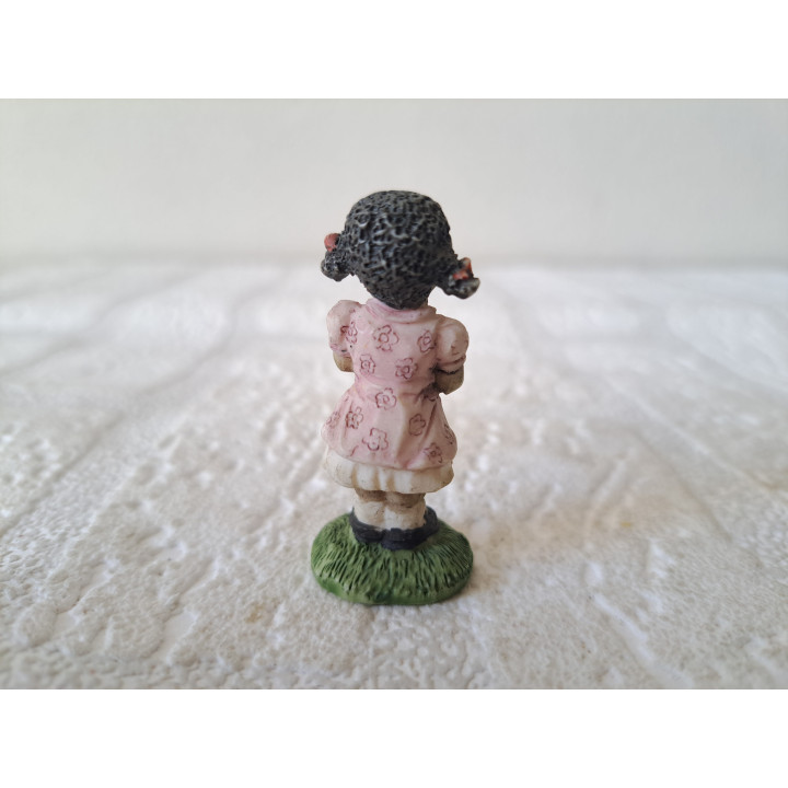 Zwart meisje met bloemen, kunsthars D2xH5cm - beeldjes