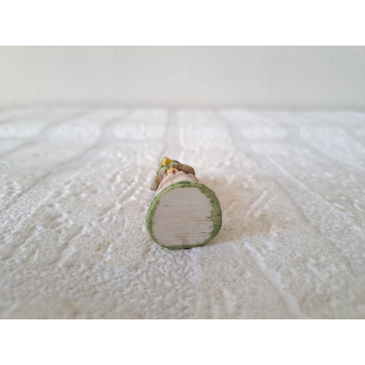 Zwart meisje met bloemen, kunsthars D2xH5cm - beeldjes