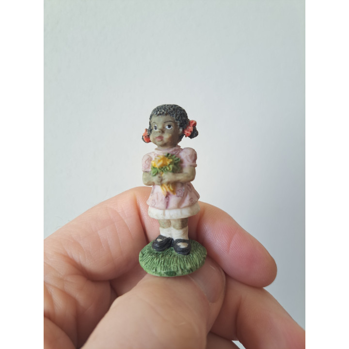 Zwart meisje met bloemen, kunsthars D2xH5cm