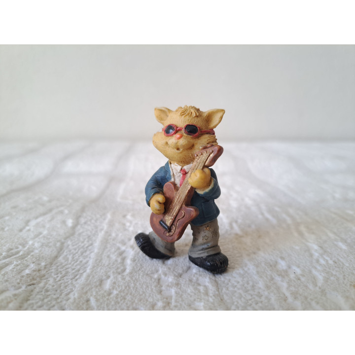 Poes-kat met gitaar en zonnebril, kunsthars 2.5x2x5cm - beeldjes