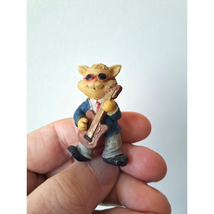 Poes-kat met gitaar en zonnebril, kunsthars 2.5x2x5cm