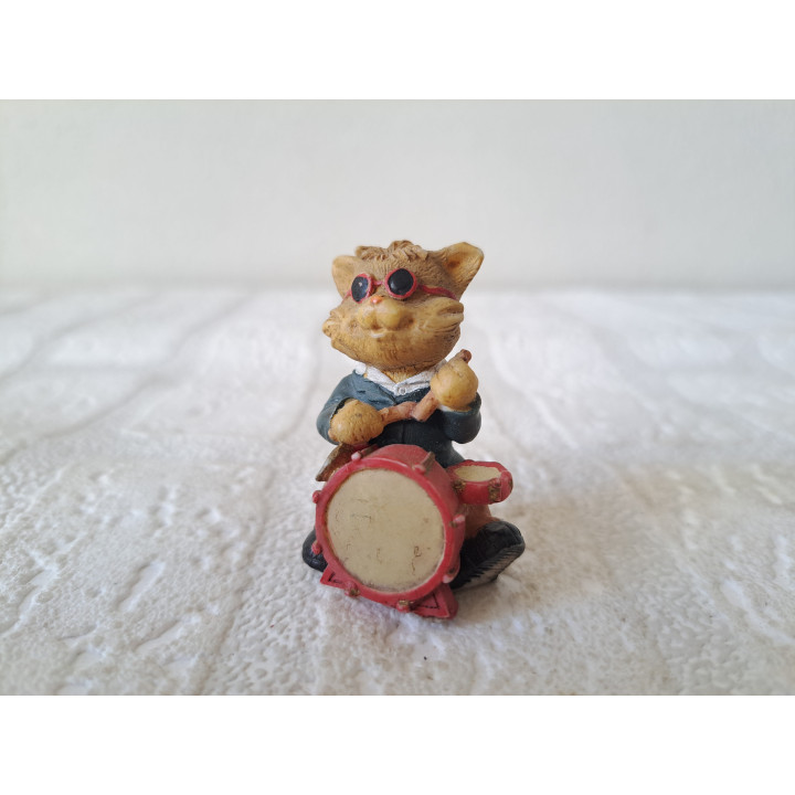Poes-kat met drumstel en zonnebril, kunsthars 3x2.5x4.5cm - beeldjes