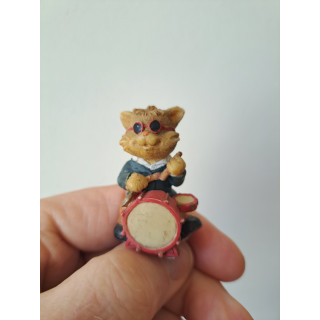 Poes-kat met drumstel en zonnebril, kunsthars 3x2.5x4.5cm