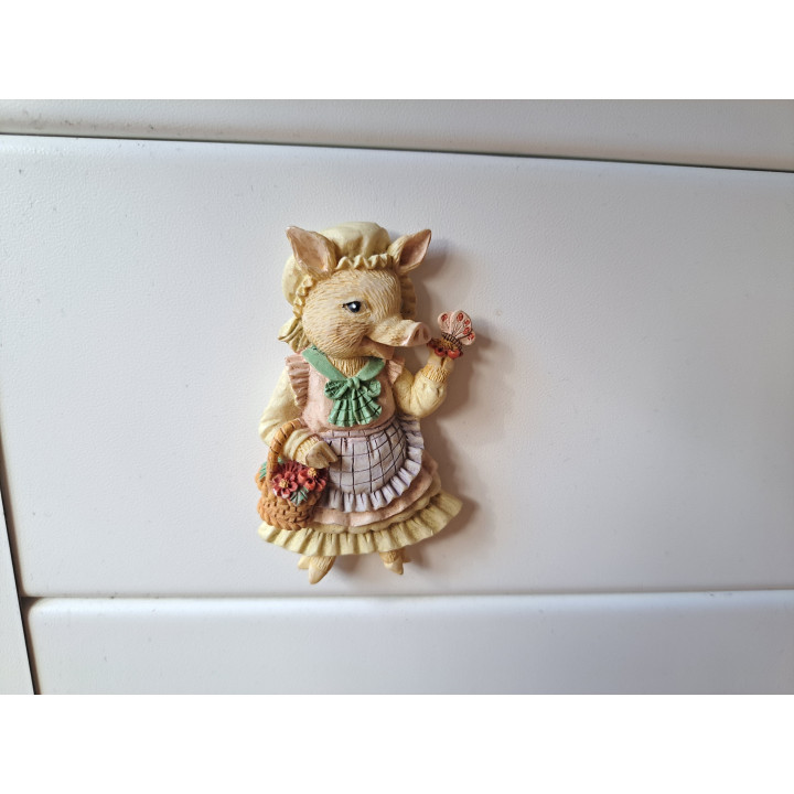 Varken met jurk keukenmagneet, kunsthars 4.5x1.5x7.5cm - keukenmagneten