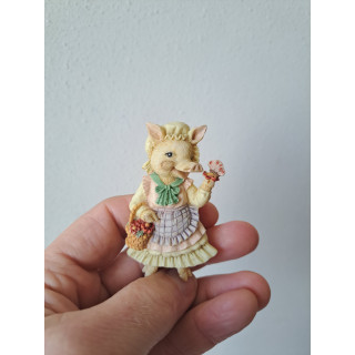 Varken met jurk keukenmagneet, kunsthars 4.5x1.5x7.5cm