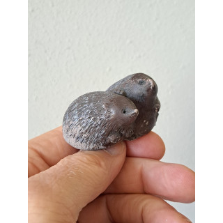 Egels van kunsthars, 5.5x4x3.5cm