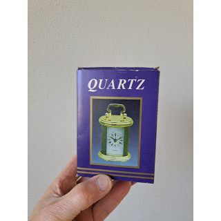 Ovaal quartz tafelklokje, kunststof 9x6x12cm