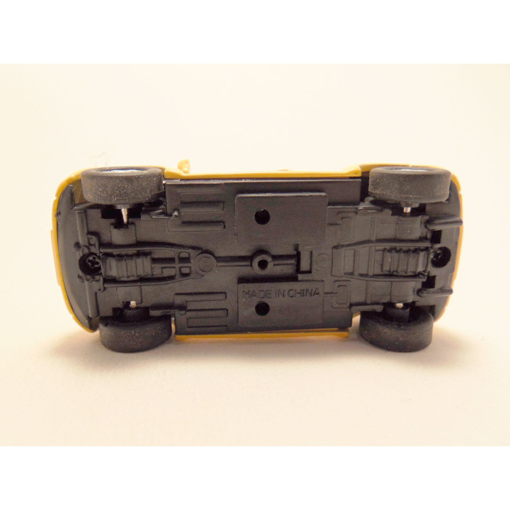 Volkswagen new beetle cabrio 1:43 Flevo toys geel