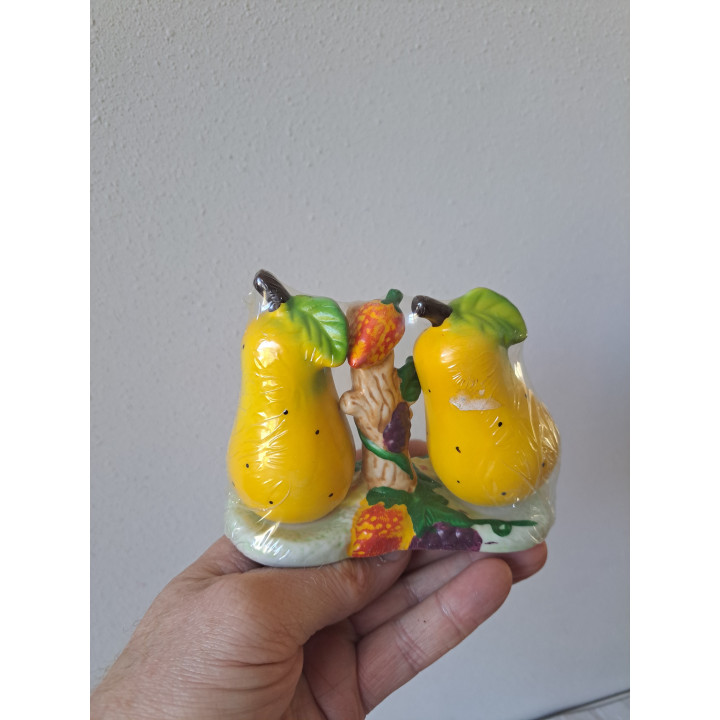 Peren met tak, Peper en zoutstel, porselein 12x6x9cm