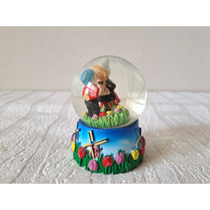 Sneeuwbol met Nederlandse boer en boerin, KEUKENHOF, D6xH9cm - dierfiguren