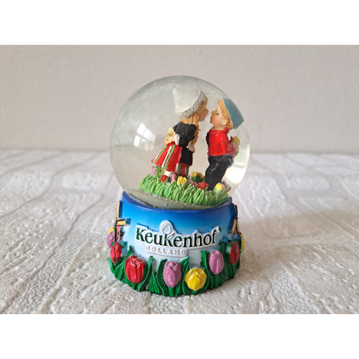 Sneeuwbol met Nederlandse boer en boerin, KEUKENHOF, D6xH9cm - dierfiguren
