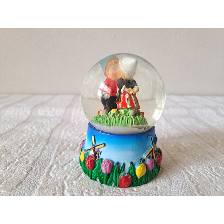 Sneeuwbol met Nederlandse boer en boerin, KEUKENHOF, D6xH9cm - dierfiguren