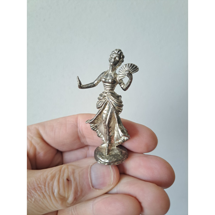Victoriaanse vrouw met waaier, metaal 3.5x2x6.5cm