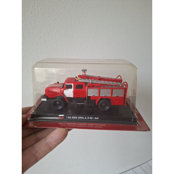 Ural 2, 0-40 4x4 Brandweerwagen 2004 - Schaal 1:64 Del Prado