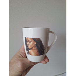 Porseleinen Mok met Zangeres Rihanna - Handbedrukt