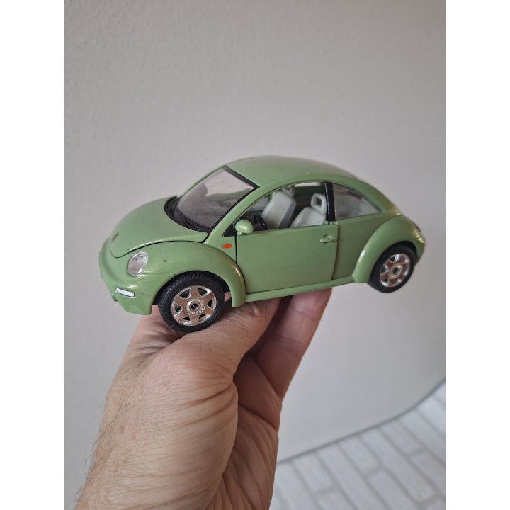 Bburago Volkswagen New Beetle 1998 met Openslaande Deuren & Motorkap - Groen (1:24)